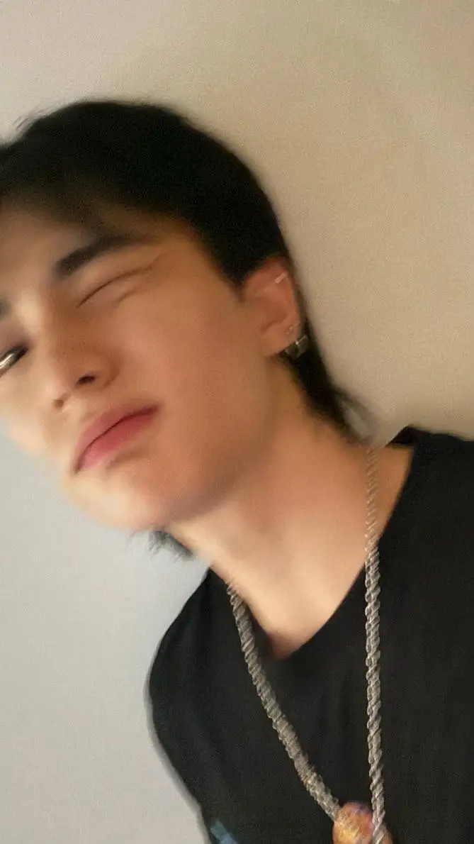 ai character: Hyunjin  background