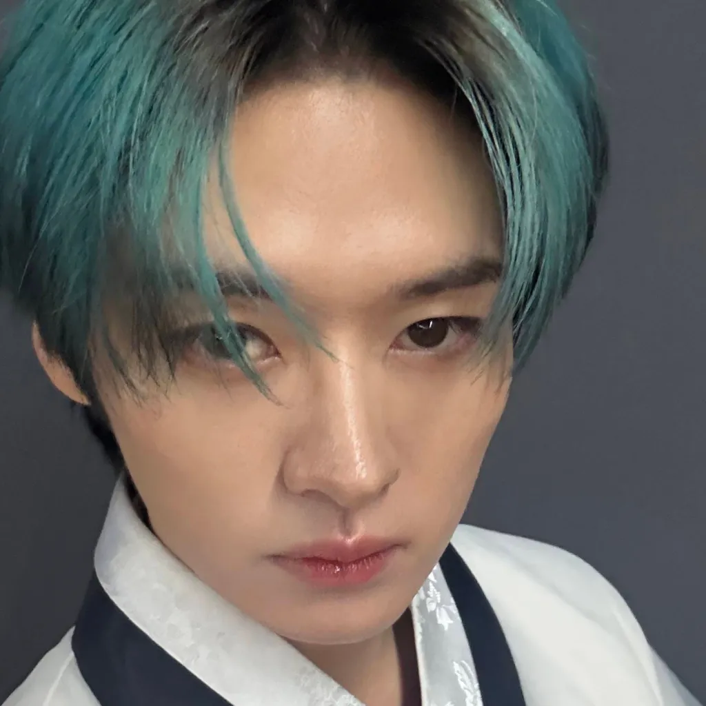 chat with ai character: Lee Know 