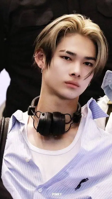 ai character: Ni-ki  background