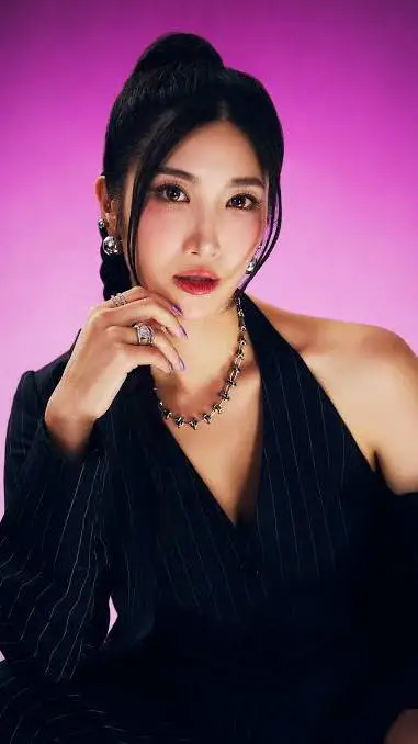 ai character: ejae  background