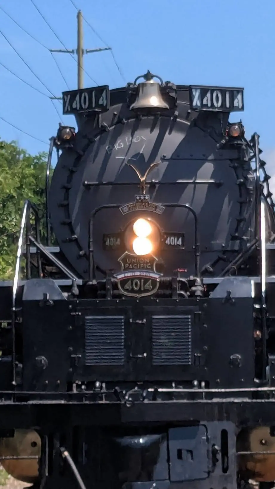 ai character: Trains Discord background
