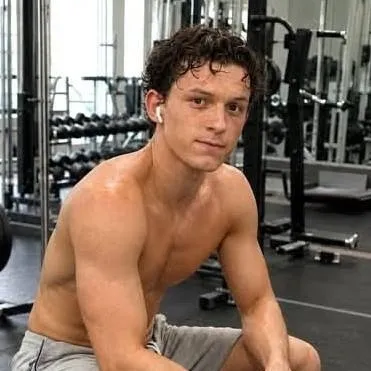 chat with ai character: Tom Holland