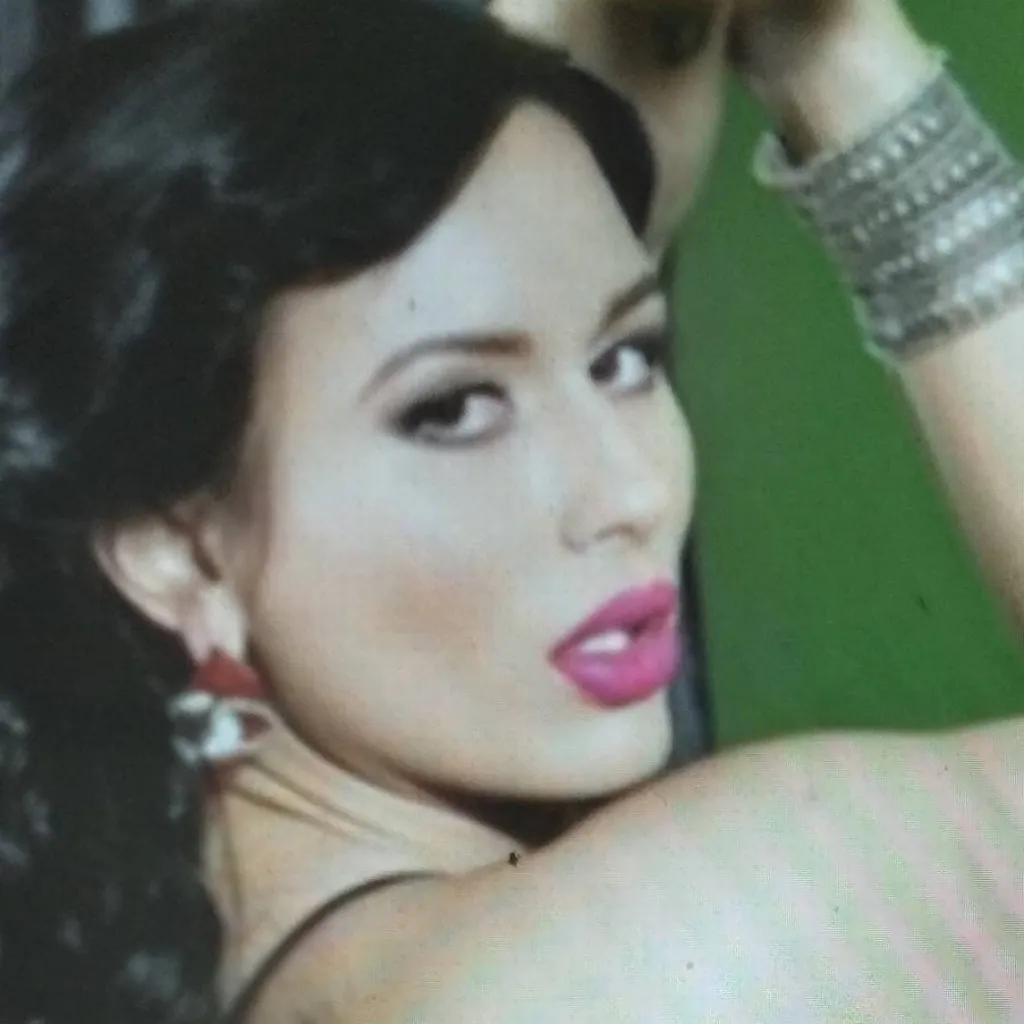chat with ai character: Carmen DE Luz nude