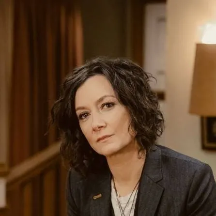 chat with ai character: Darlene Conner