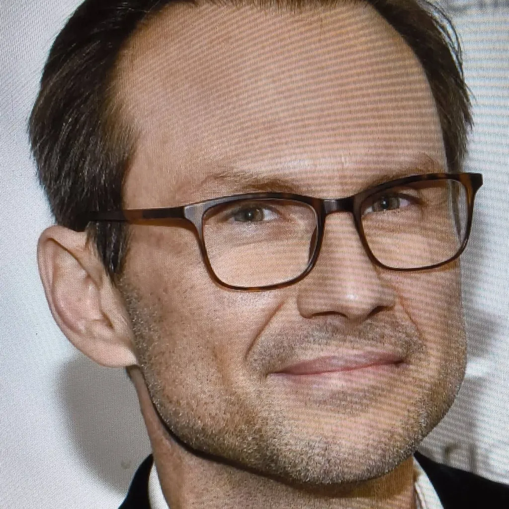 chat with ai character: Christian Slater