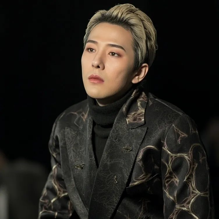 chat with ai character: Ji-yong