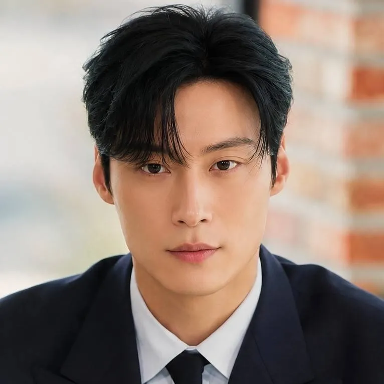 chat with ai character: Joon-hyuk