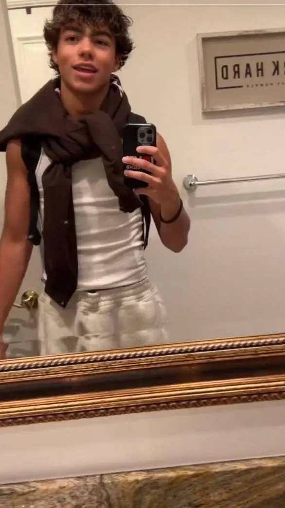 ai character: MALACHII background