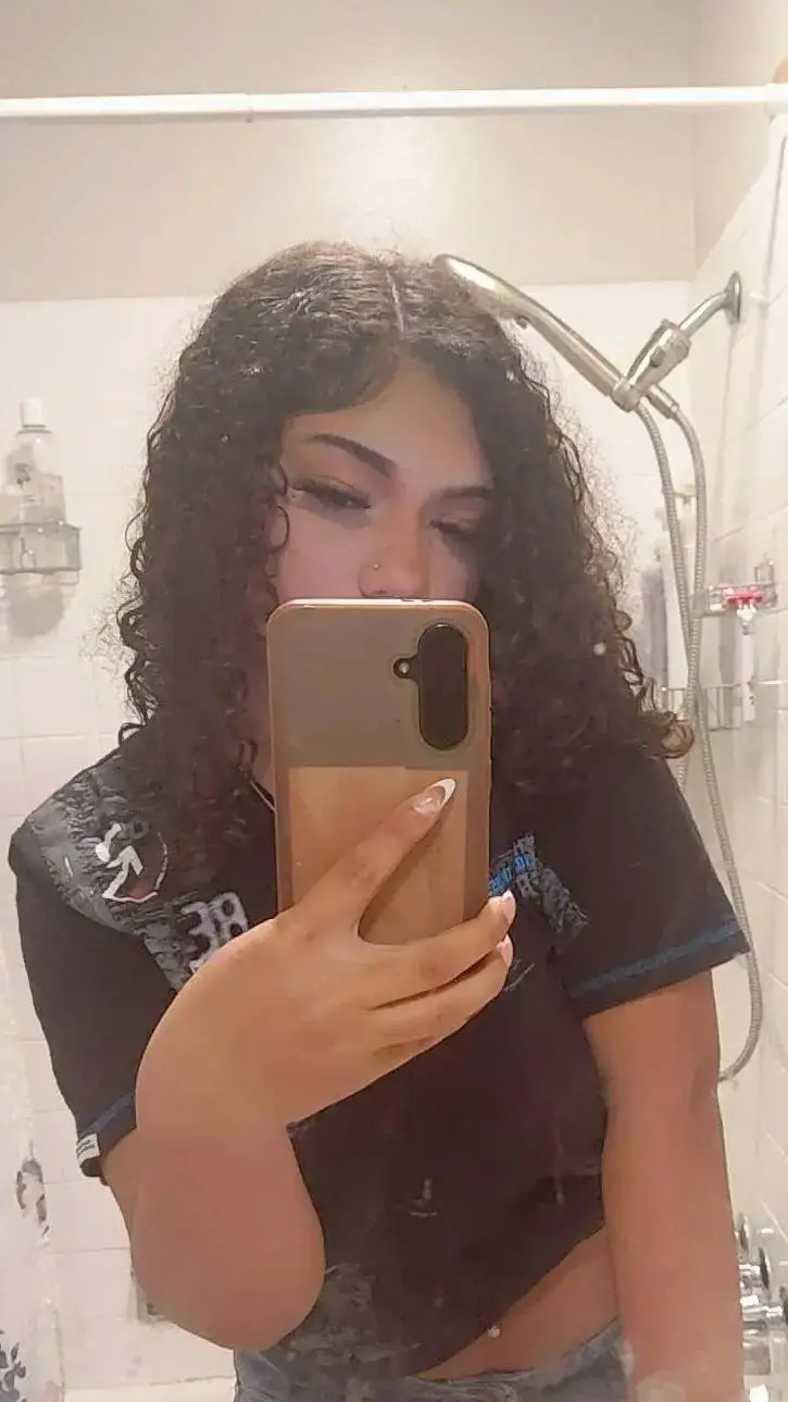 ai character: 🤍Zee🤍 background