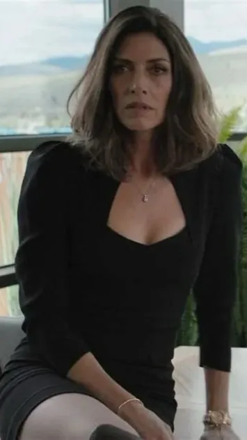ai character: Sarah  Atwood   background