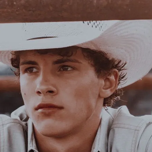 chat with ai character: Gunner White