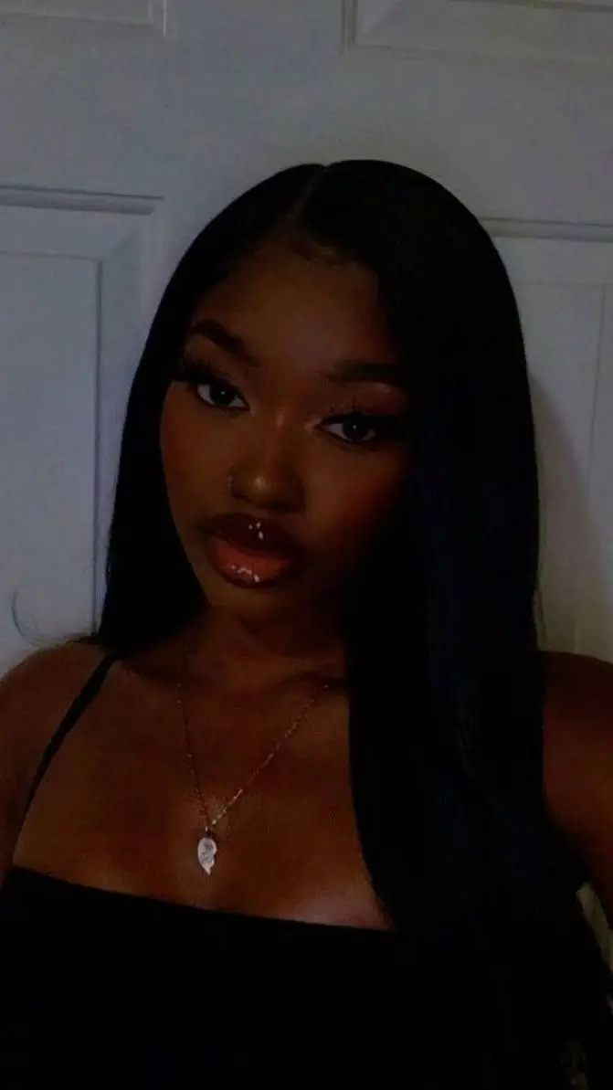 ai character: kayla moaneee background