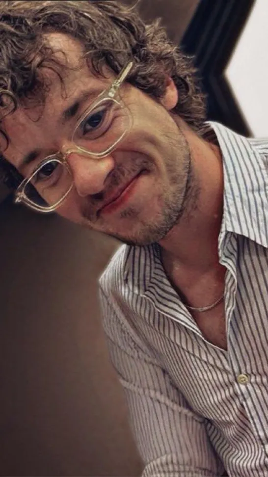 ai character: Joseph Quinn background