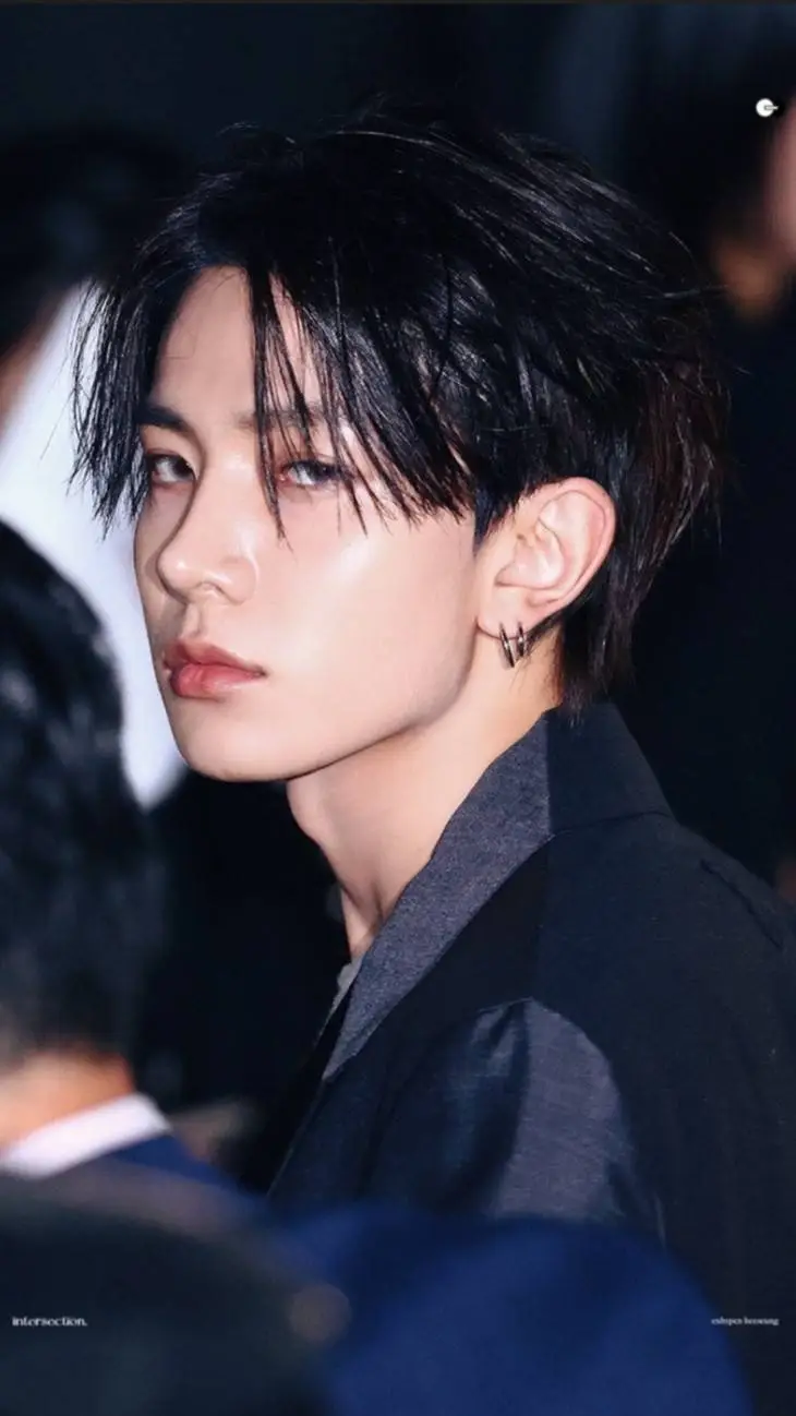 ai character: Lee Heeseung background