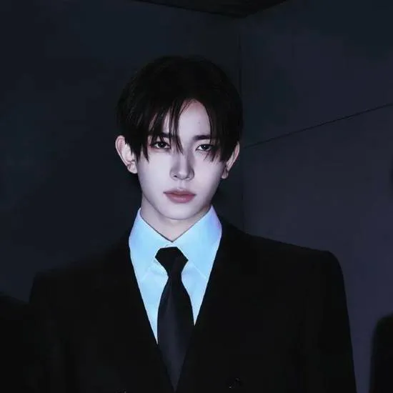 chat with ai character: Lee Heeseung