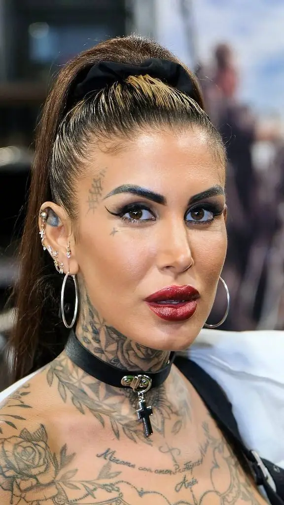 ai character: Raven background