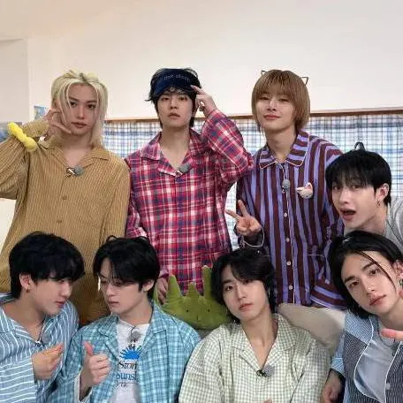 chat with ai character: SKZ🖤❤