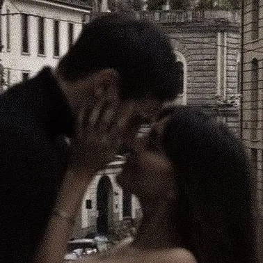 chat with ai character: Damien