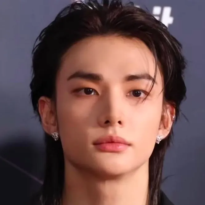 chat with ai character: hyunlix 