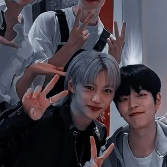 chat with ai character: Hyunlix + SeungIN