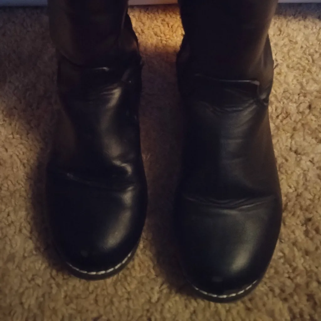 chat with ai character: Graces Boots