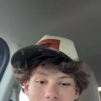 chat with ai character: Maddox 