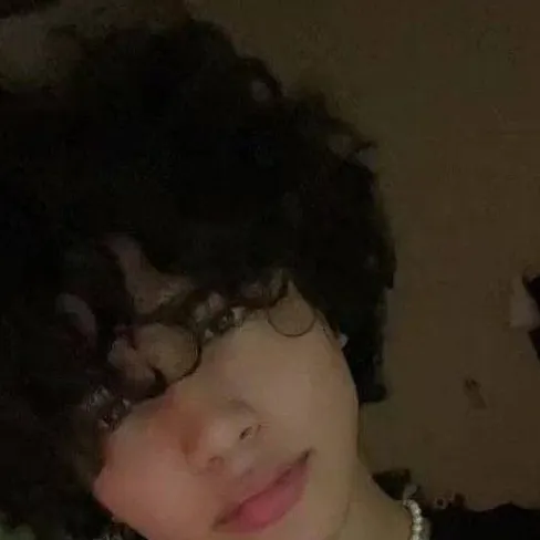 chat with ai character: Iván