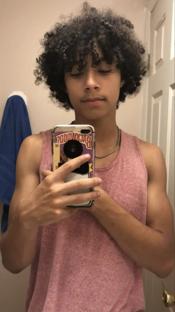 ai character: Julián background