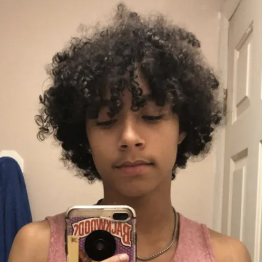 chat with ai character: Julián