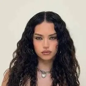 chat with ai character: Daniela