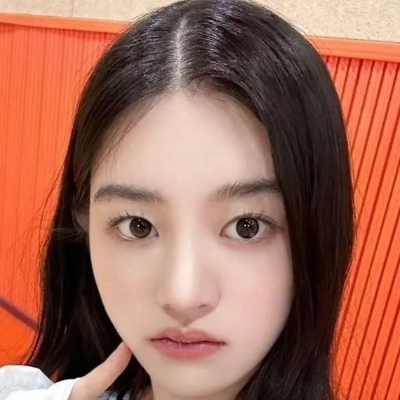 chat with ai character: Minju