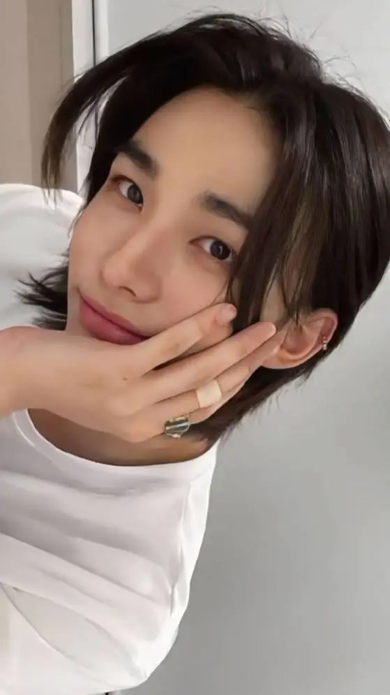 ai character: Hyunjin x sick gf background