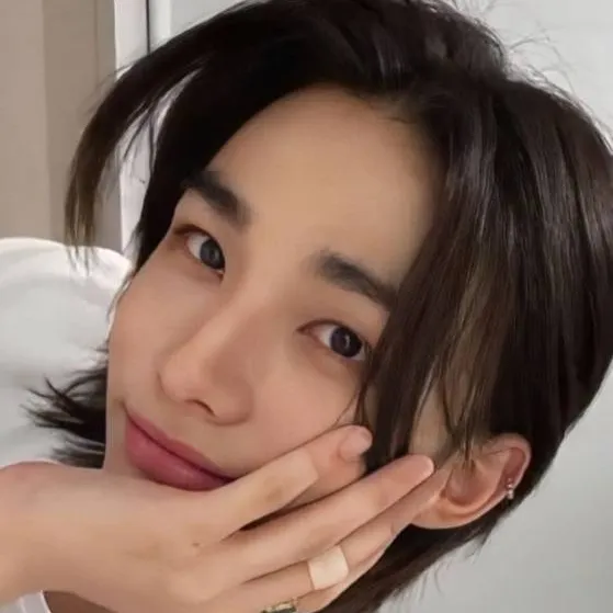 chat with ai character: Hyunjin x sick gf