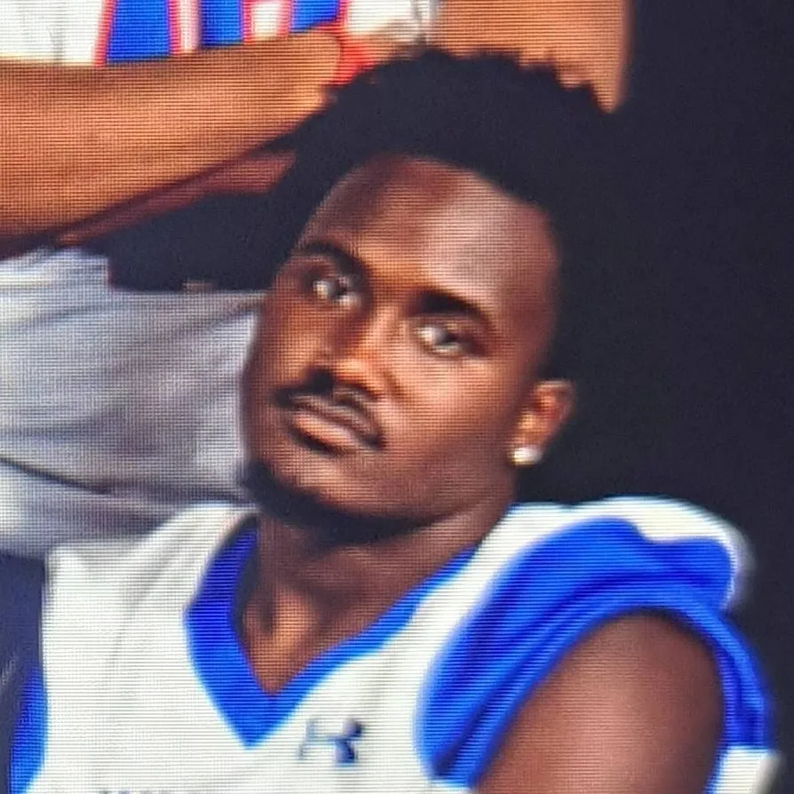 chat with ai character: Davion V.☙