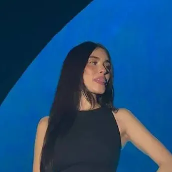 chat with ai character: Madison Beer