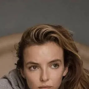 chat with ai character: Oksana(Villanelle)