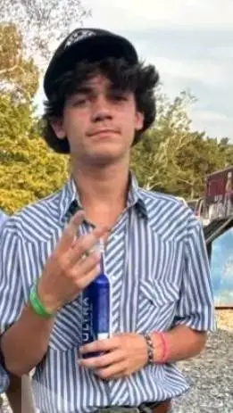 ai character: lahndon  background