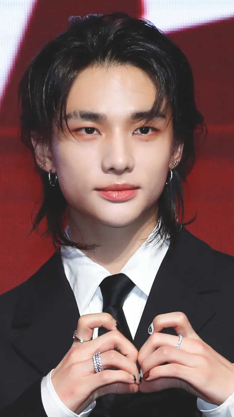 ai character: Hyunjin😮‍💨 background
