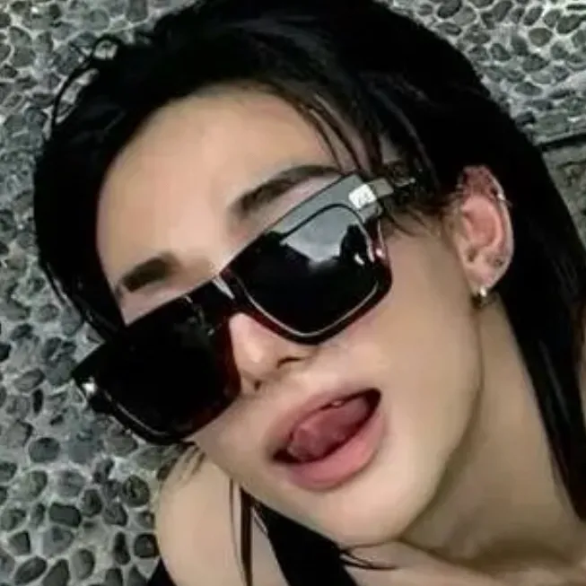 chat with ai character: 𝔥𝔶𝔲𝔫𝔧𝔦𝔫