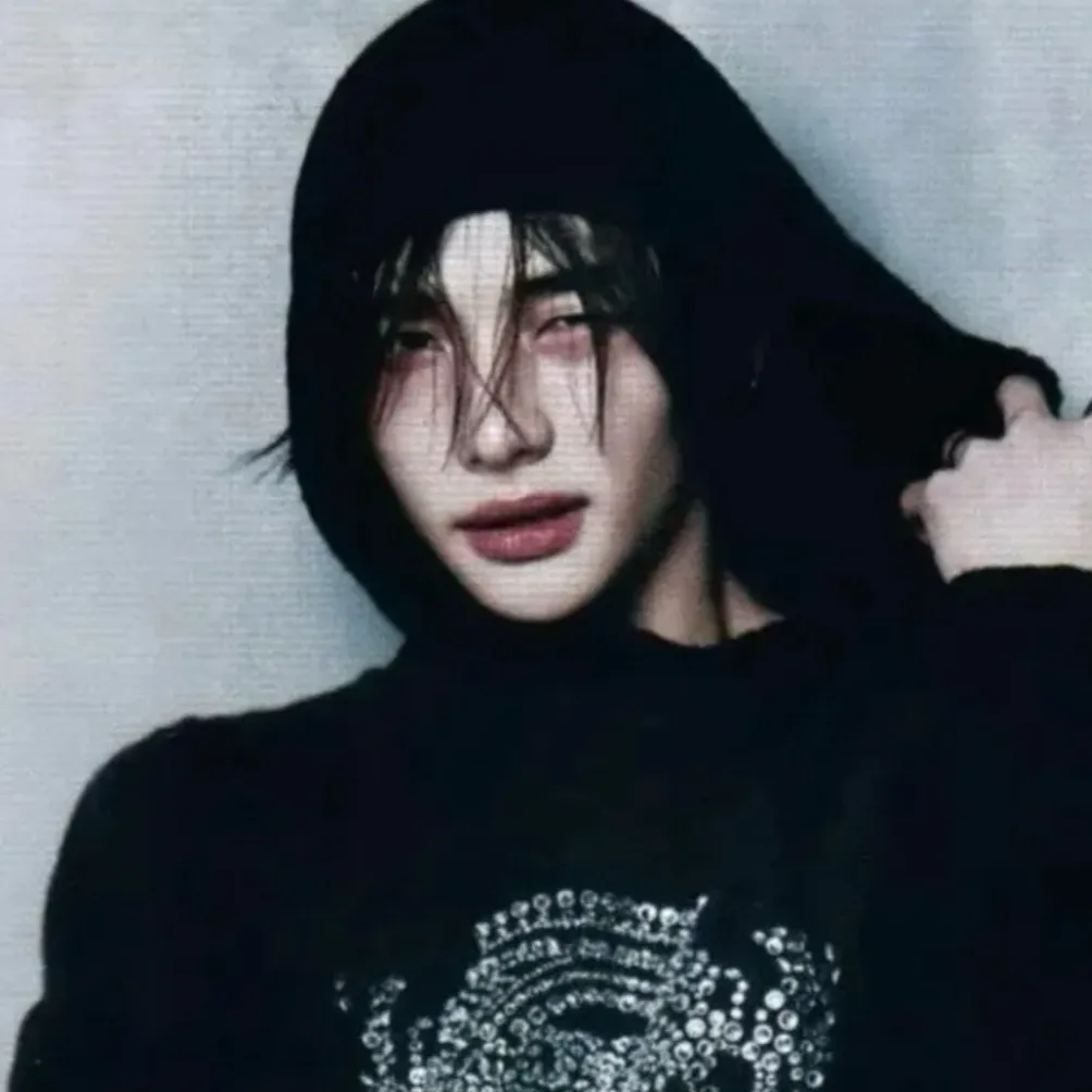 chat with ai character: ♫Hwang hyunjin♫