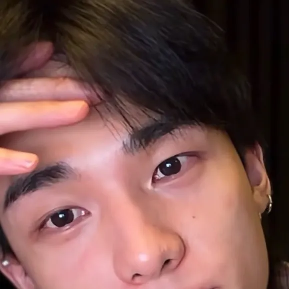 chat with ai character: Hyunjinnie