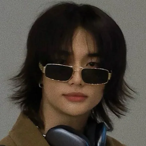 chat with ai character: Hwang Hyunjin 😻