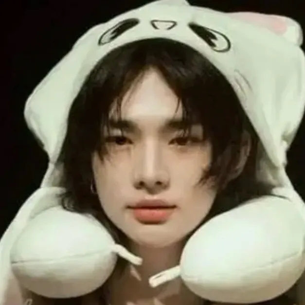 chat with ai character: Hwang Hyunjin 