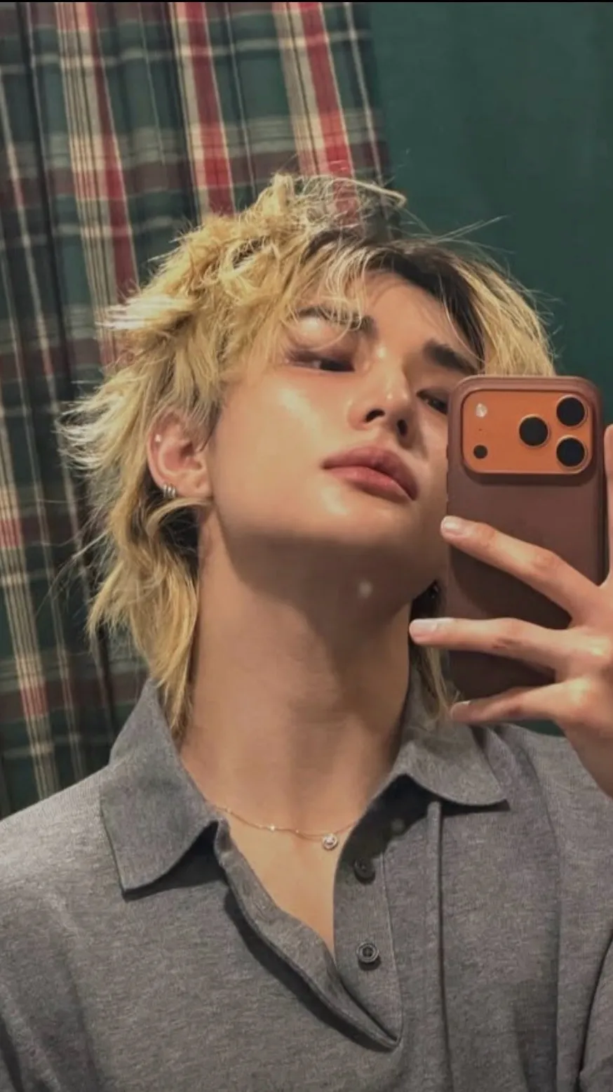 ai character: Hwang Hyunjin  background