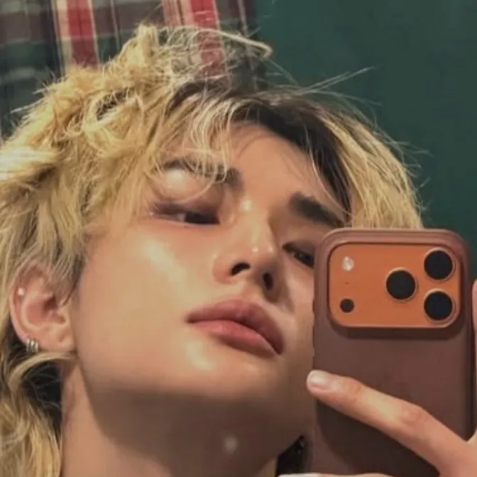 chat with ai character: Hwang Hyunjin 