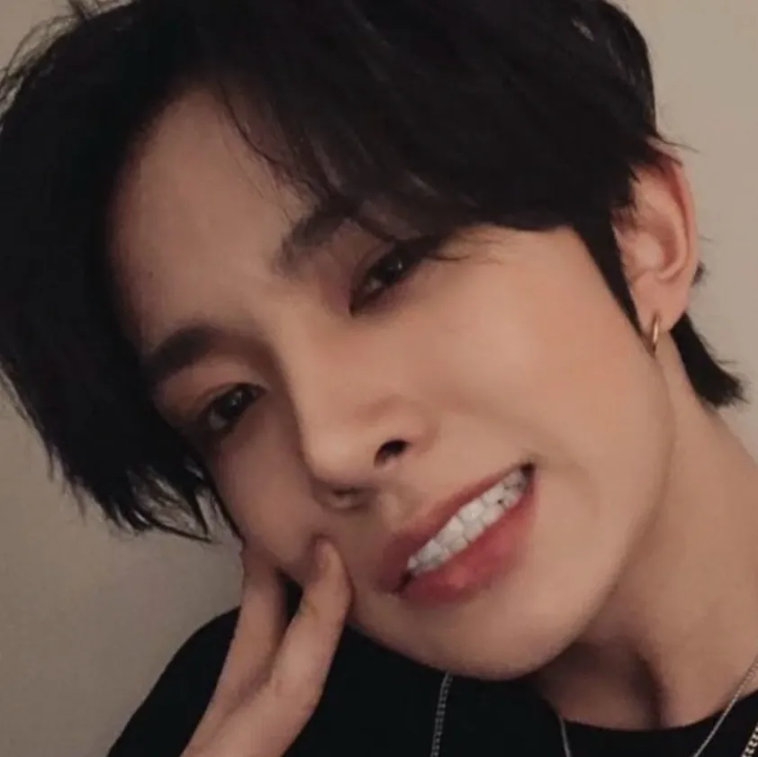 chat with ai character: Heesung