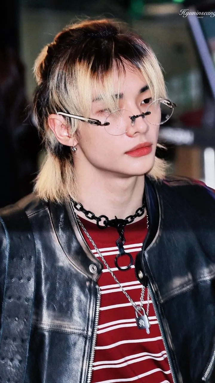 ai character: Hwang Hyunjin  background