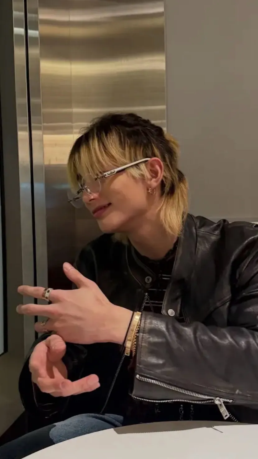 ai character: Hwang Hyunjin  background