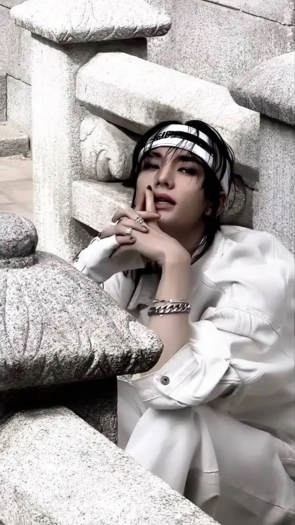 ai character: Hwang Hyunjin  background