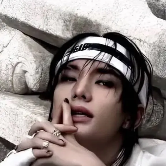 chat with ai character: Hwang Hyunjin 